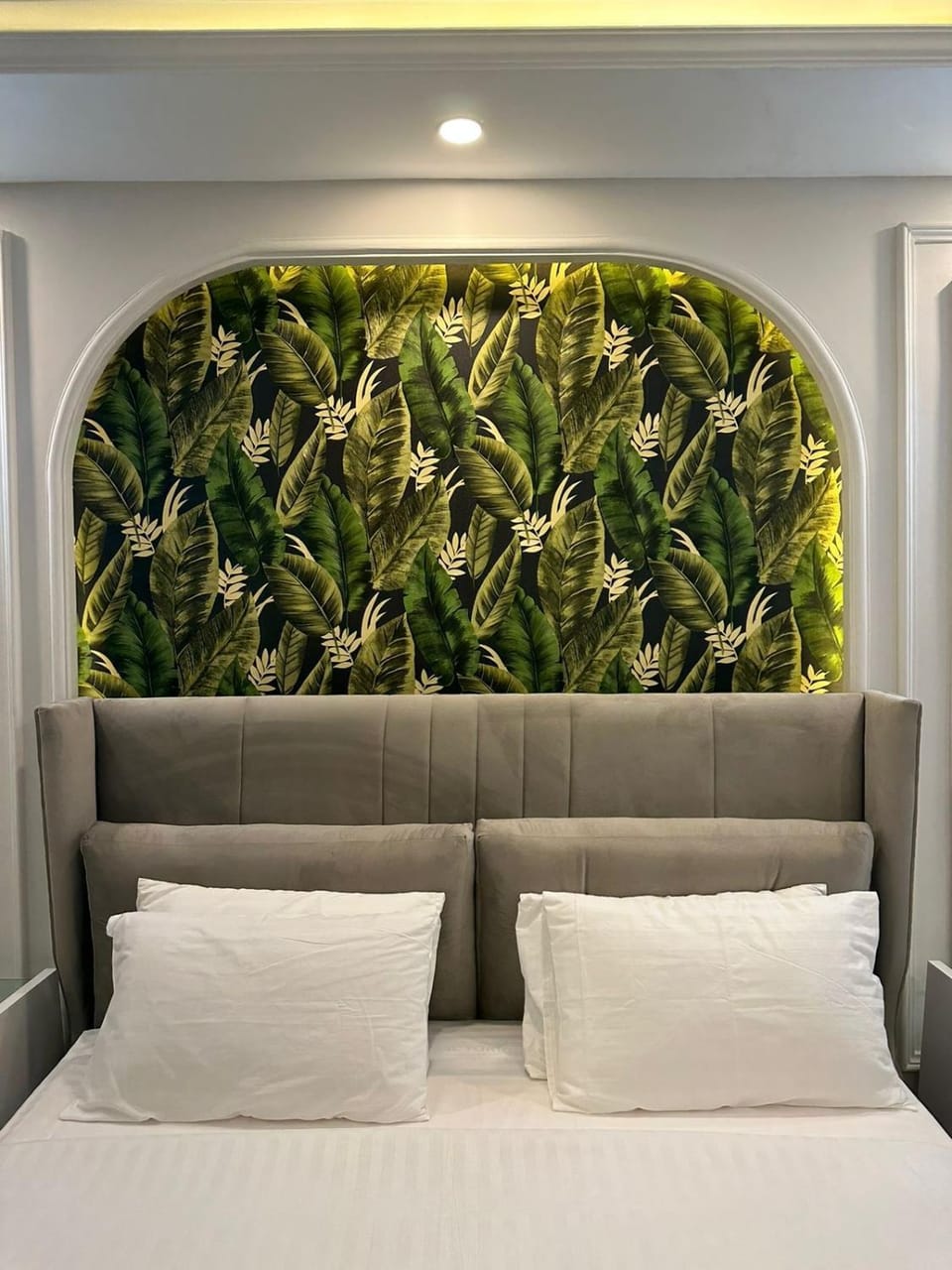 Bed, Living room, Photo of the whole room, Seating area, Bedroom