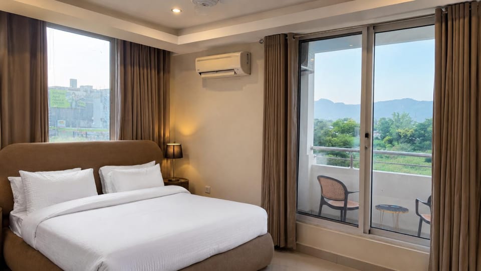 Bed, Balcony/Terrace, Bedroom, air conditioner