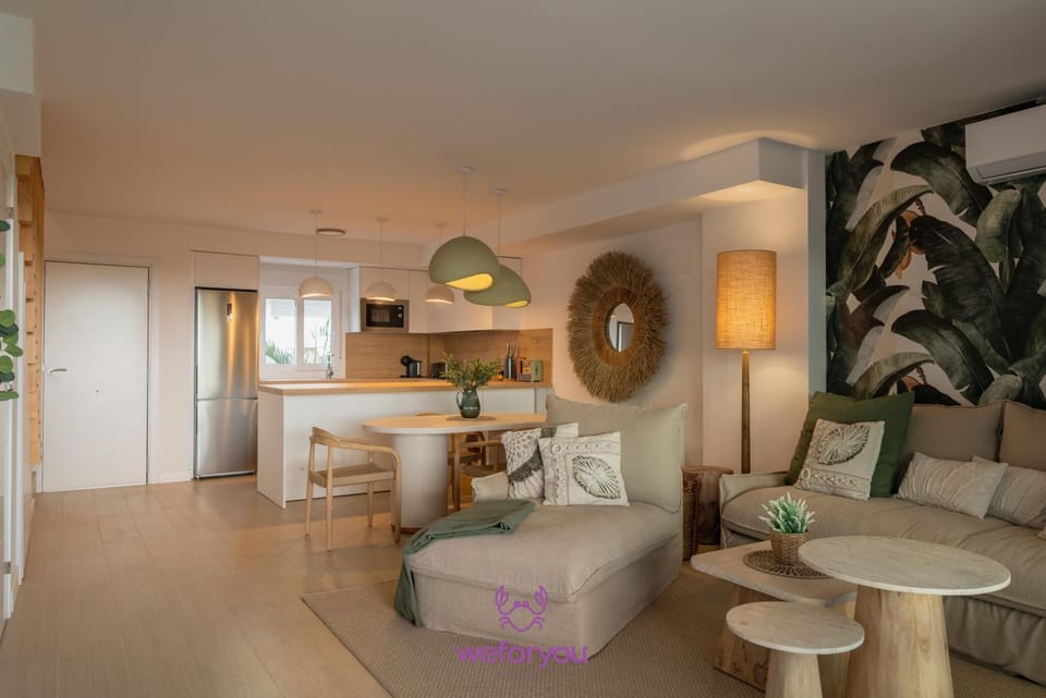 Kitchen or kitchenette, Dining area, oven