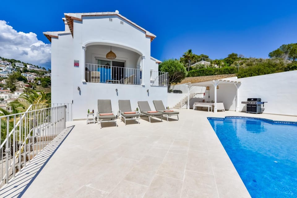 Swimming pool, sunbed