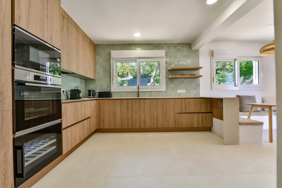 Kitchen or kitchenette, oven