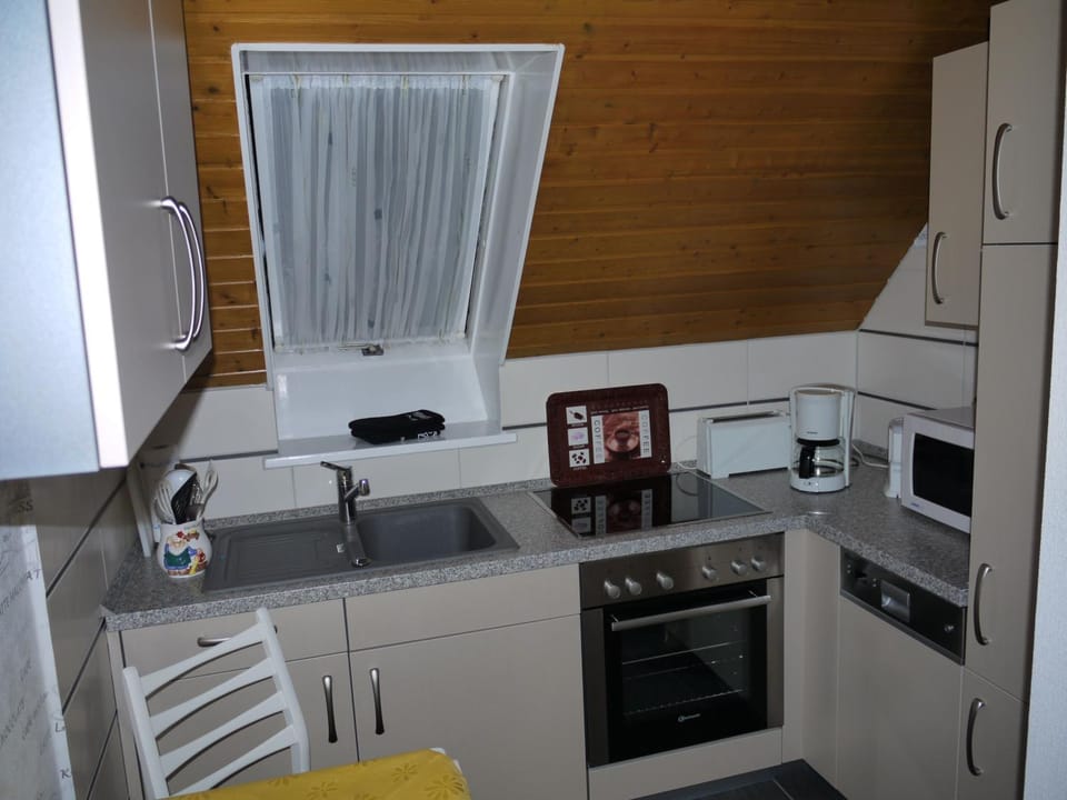 Coffee/tea facilities, Kitchen or kitchenette, dishwasher, microwave, stove, toaster