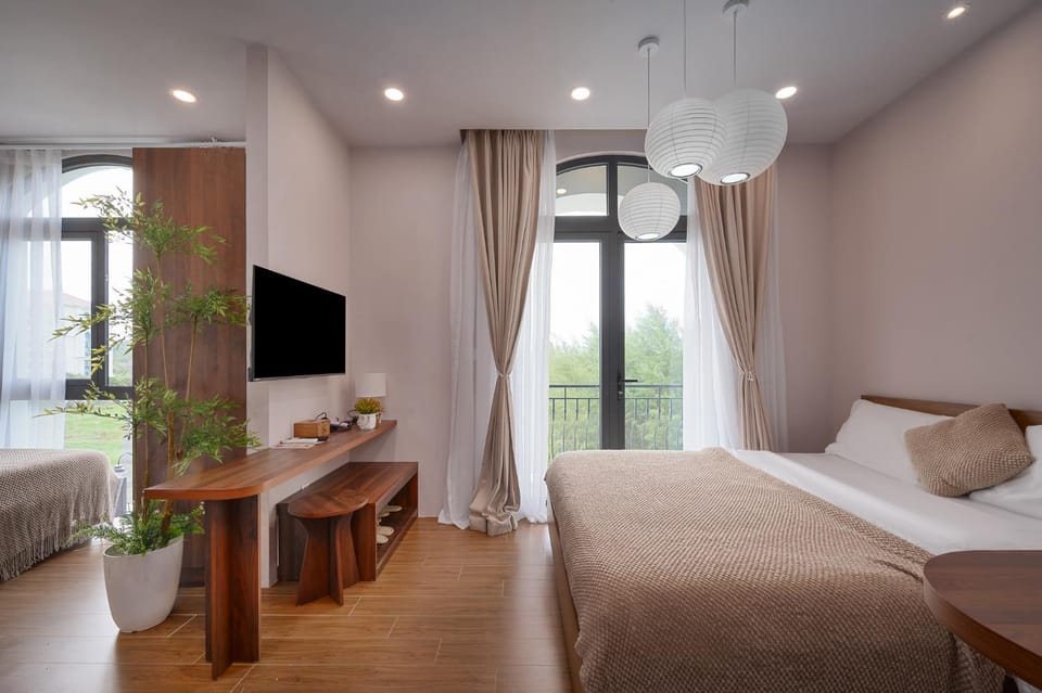 Communal lounge/ TV room, Bed, TV and multimedia, Living room, Photo of the whole room, Seating area, Evening entertainment, Bedroom