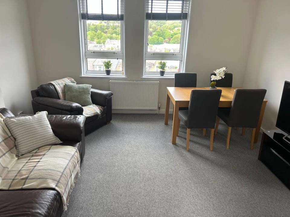 TV and multimedia, Living room, Seating area, Dining area