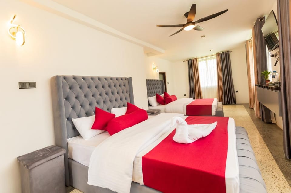Property building, Communal lounge/ TV room, Bed, TV and multimedia, Living room, Photo of the whole room, Seating area, Evening entertainment, Bedroom, fireplace, air conditioner
