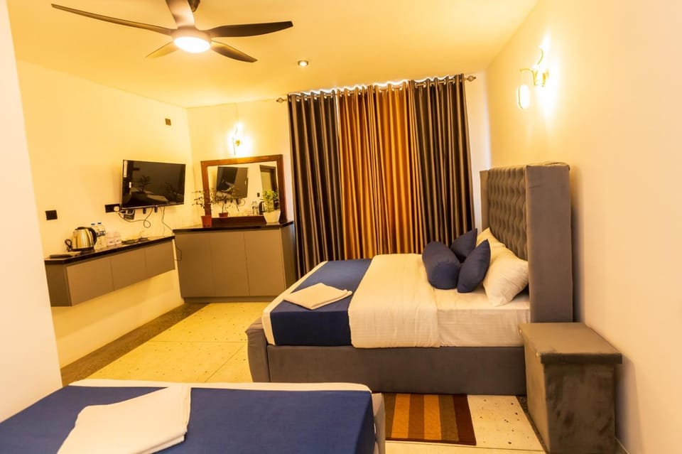 Bed, TV and multimedia, Living room, Photo of the whole room, Seating area, Bedroom, fireplace, minibar, air conditioner