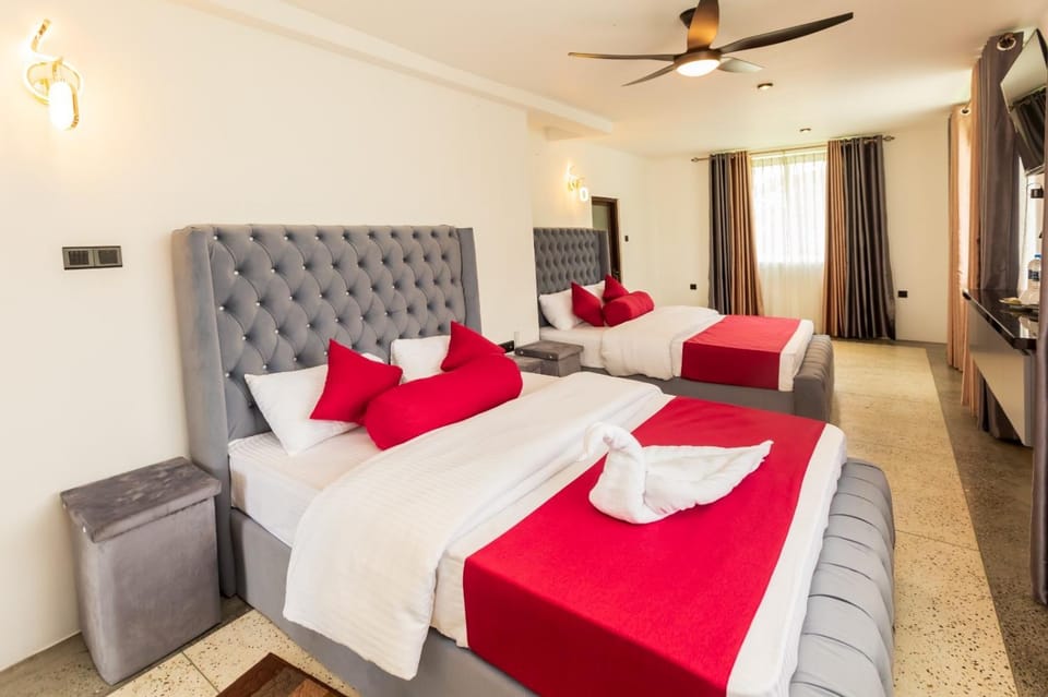 Communal lounge/ TV room, Bed, TV and multimedia, Photo of the whole room, Evening entertainment, Bedroom, fireplace, towels, air conditioner