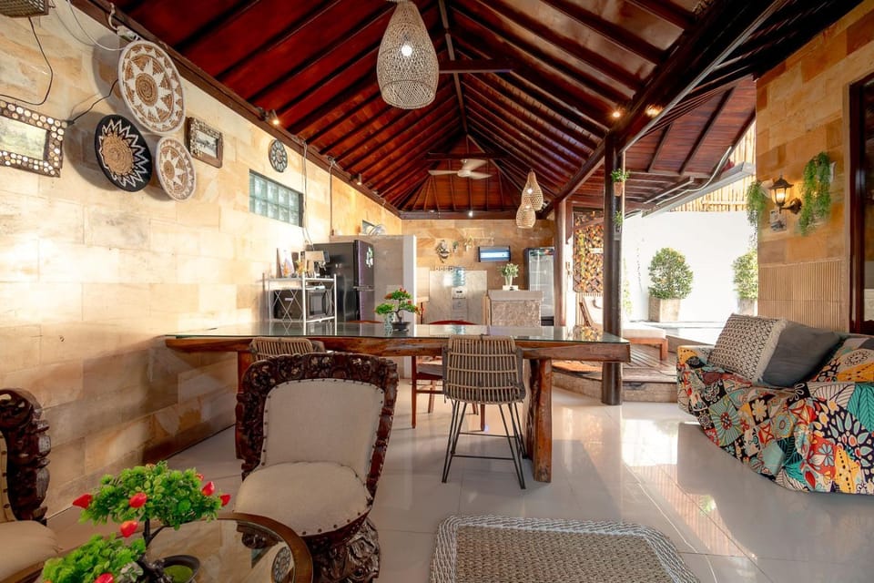 Kitchen or kitchenette, Living room, Seating area, Dining area