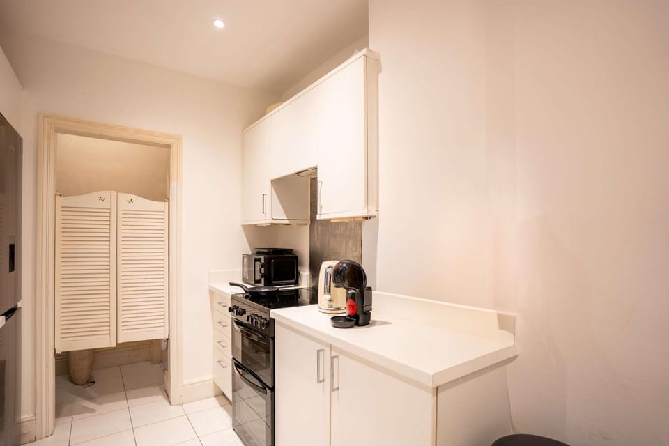 Luxury 2BR Chelsea Suite with Balcony Near Sloane Sq Apartment in City of Westminster