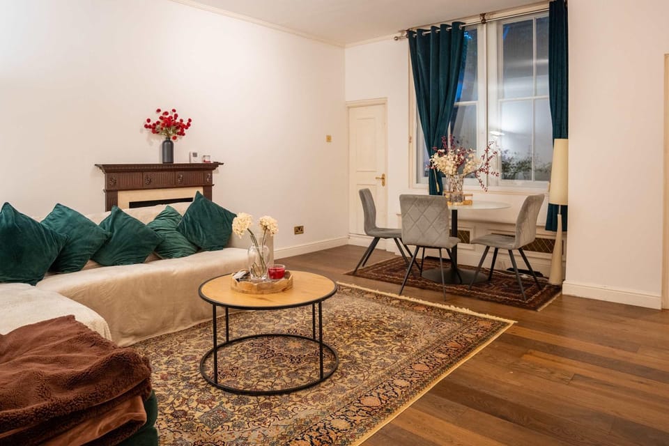 Luxury 2BR Chelsea Suite with Balcony Near Sloane Sq Apartment in City of Westminster