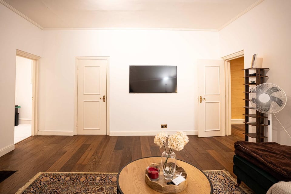 Luxury 2BR Chelsea Suite with Balcony Near Sloane Sq Apartment in City of Westminster