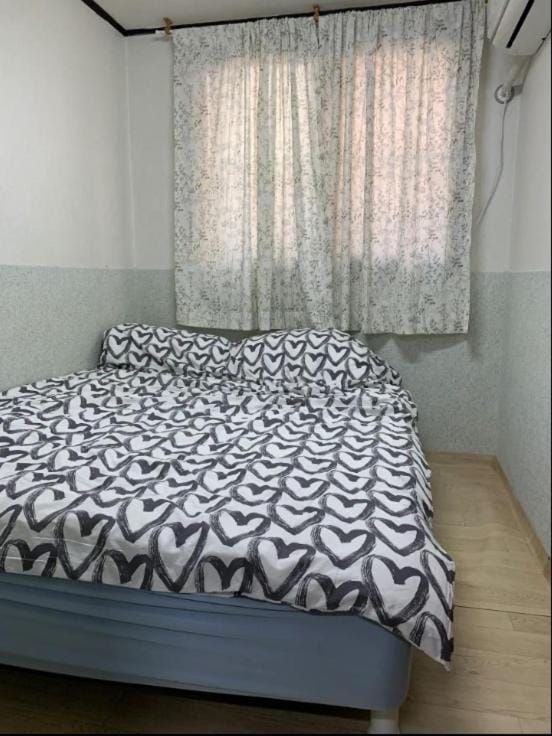 1, Sangsu Stn 1 min, quiet area, 1st floor Apartment in Seoul
