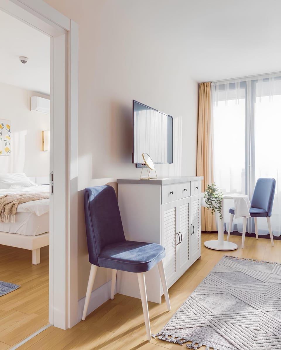 Bed, TV and multimedia, Living room, Photo of the whole room, Seating area, Bedroom, hair dresser