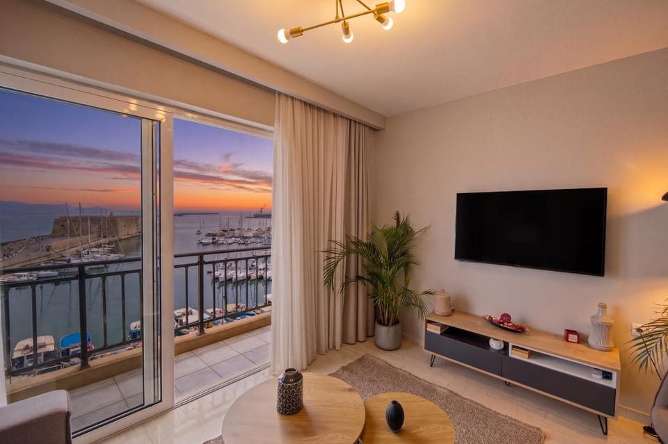 TV and multimedia, Balcony/Terrace, Living room, Decorative detail, Landmark view, Sea view, Sunset