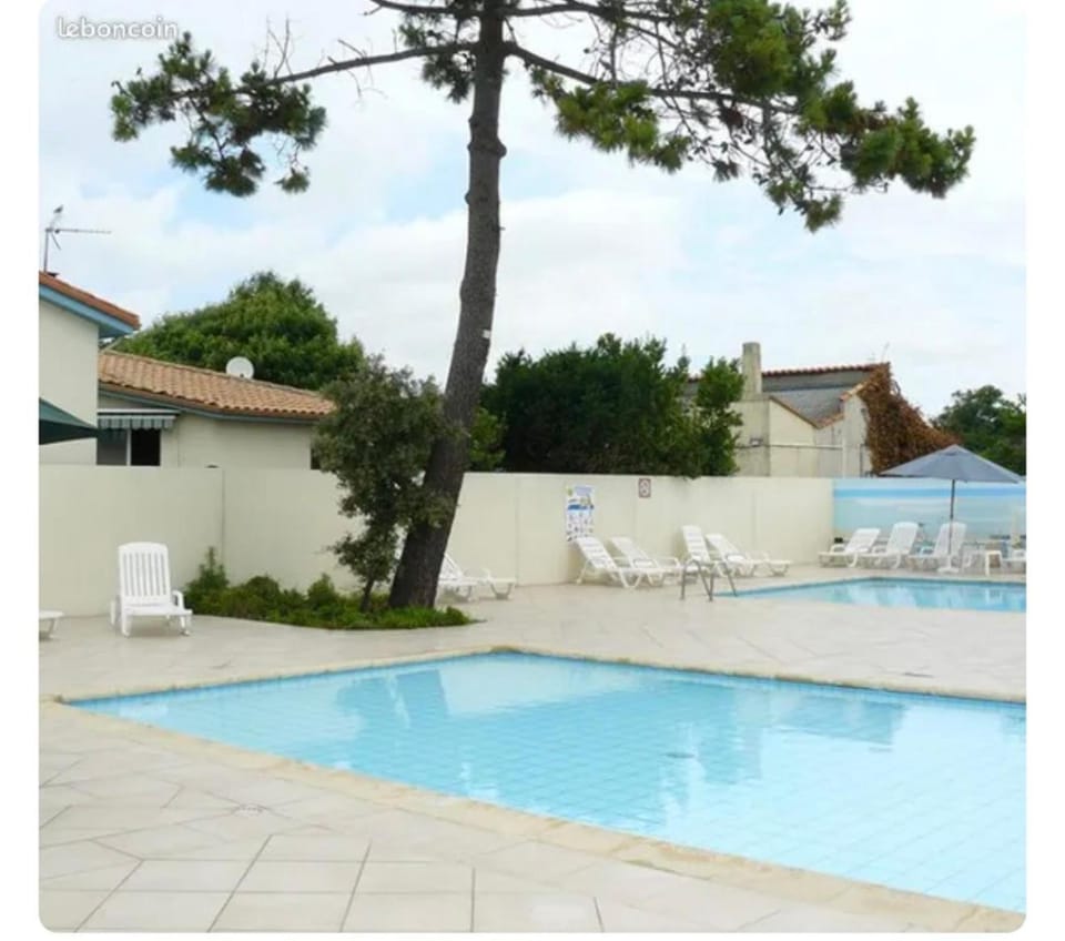 Camping les tamaris Campground/ 
RV Resort in Nouvelle-Aquitaine