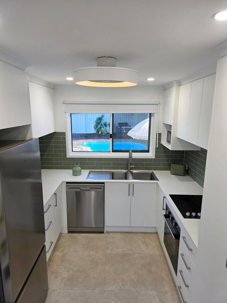Kitchen or kitchenette, Food and drinks, Pool view, Pool view, Swimming pool, Swimming pool, Drinks, Drinks, Alcoholic drinks, Alcoholic drinks, microwave, oven, stove, stove, kitchen, kitchen