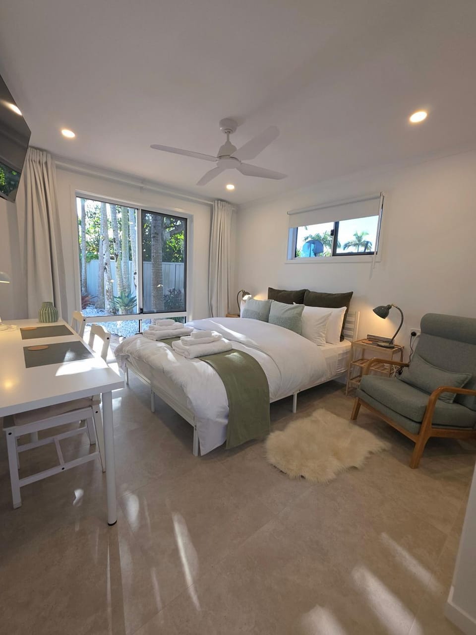 Bed, TV and multimedia, Photo of the whole room, Seating area, Bedroom, towels