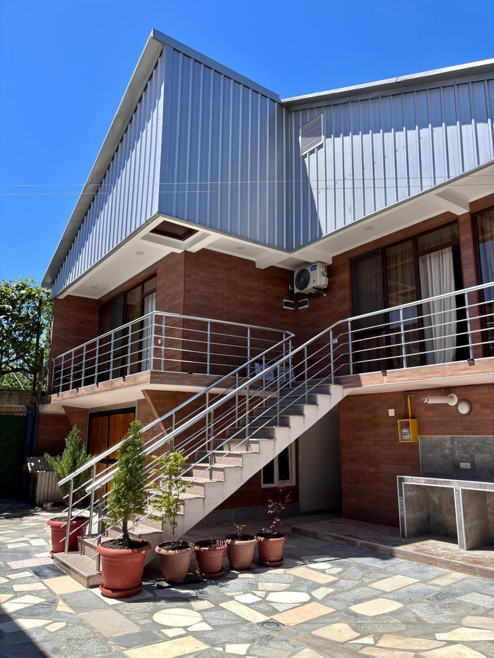 Facade/entrance