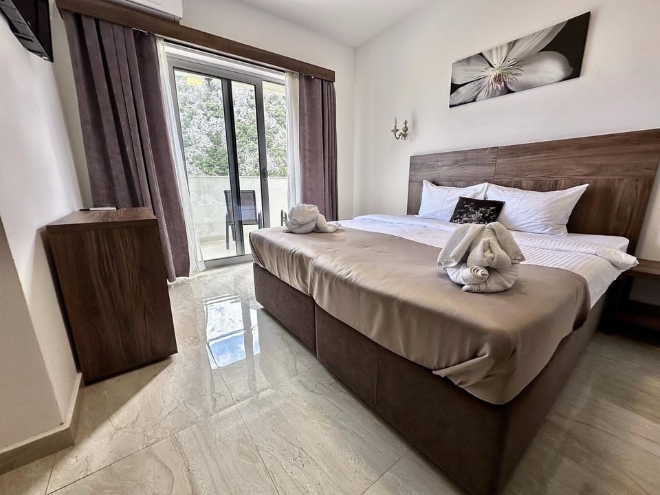 Bed, TV and multimedia, Photo of the whole room, Bedroom, towels