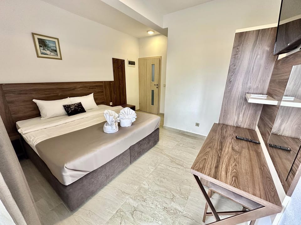 Photo of the whole room, towels, wardrobe