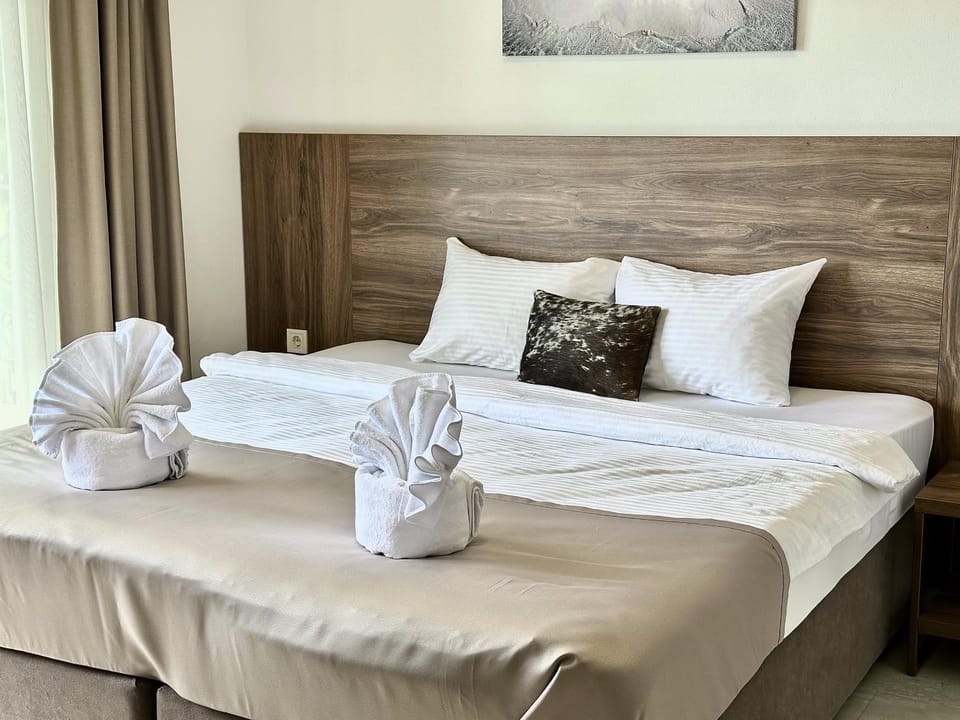 Bed, Photo of the whole room, towels