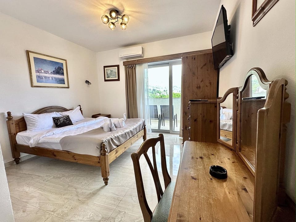 Bed, TV and multimedia, Photo of the whole room, Bedroom, towels, wardrobe