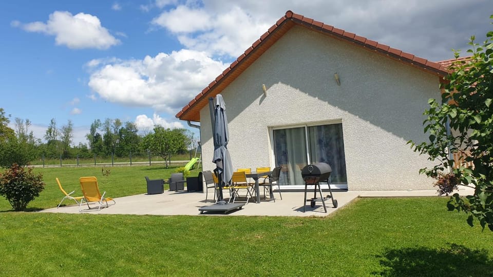 Property building, Patio, Garden, Dining area, Garden view, sunbed