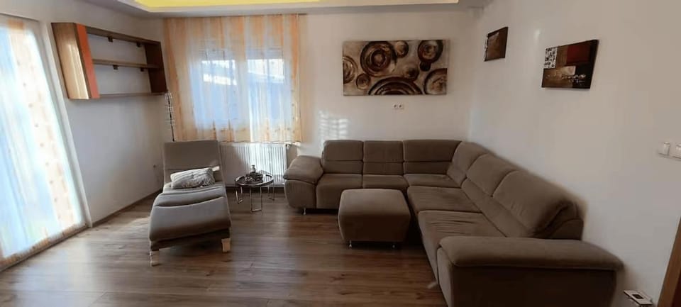 TV and multimedia, Living room, Seating area, air conditioner