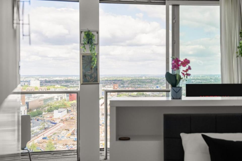 #96 City Living at The Rotunda - Sleeps 4 - Perfect for Small Families Apartment in Birmingham