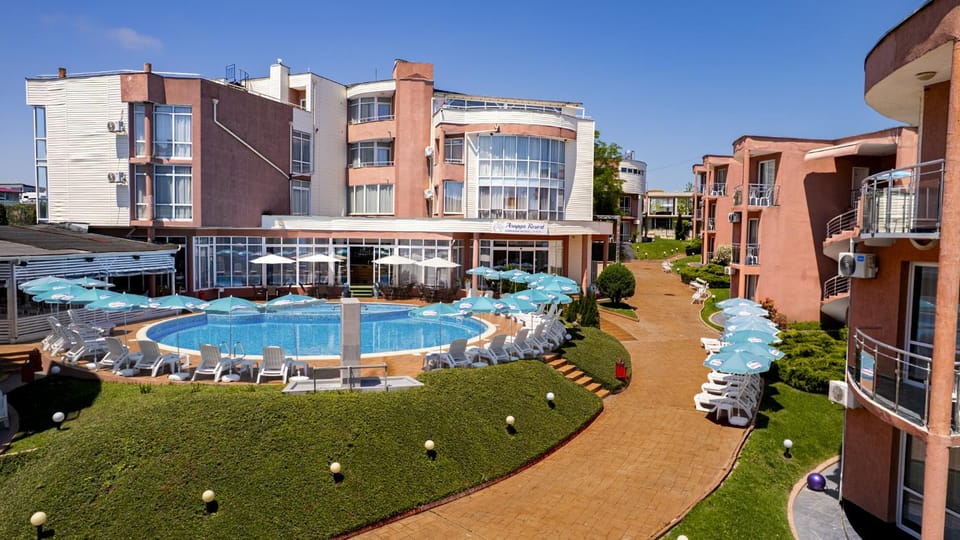 Property building, Swimming pool, sunbed