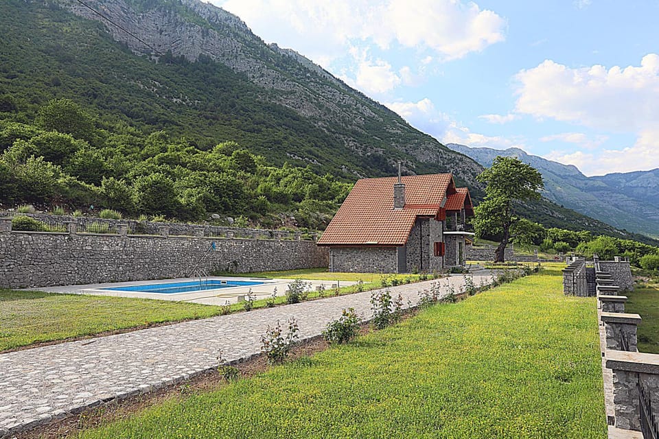 Property building, Spring, Day, Natural landscape, Garden, Garden view, Mountain view, Pool view, Swimming pool
