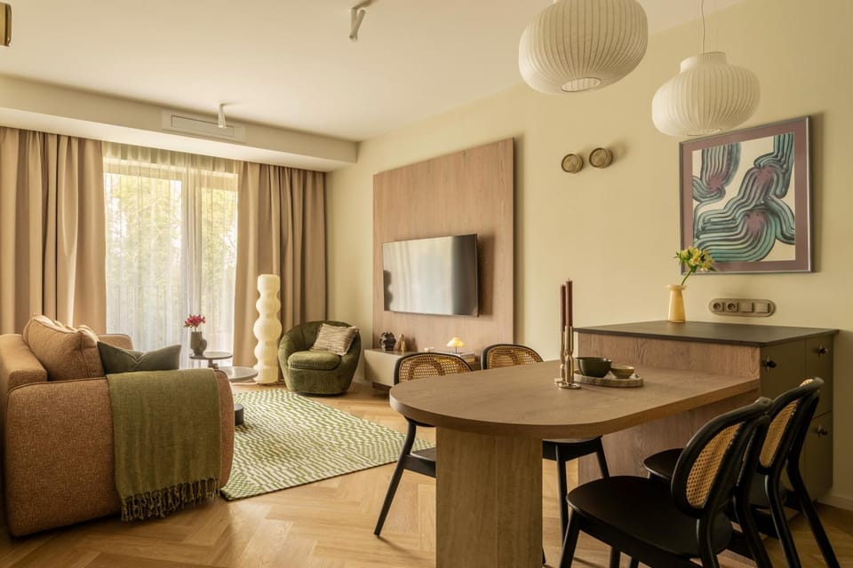 TV and multimedia, Living room, Seating area, Dining area