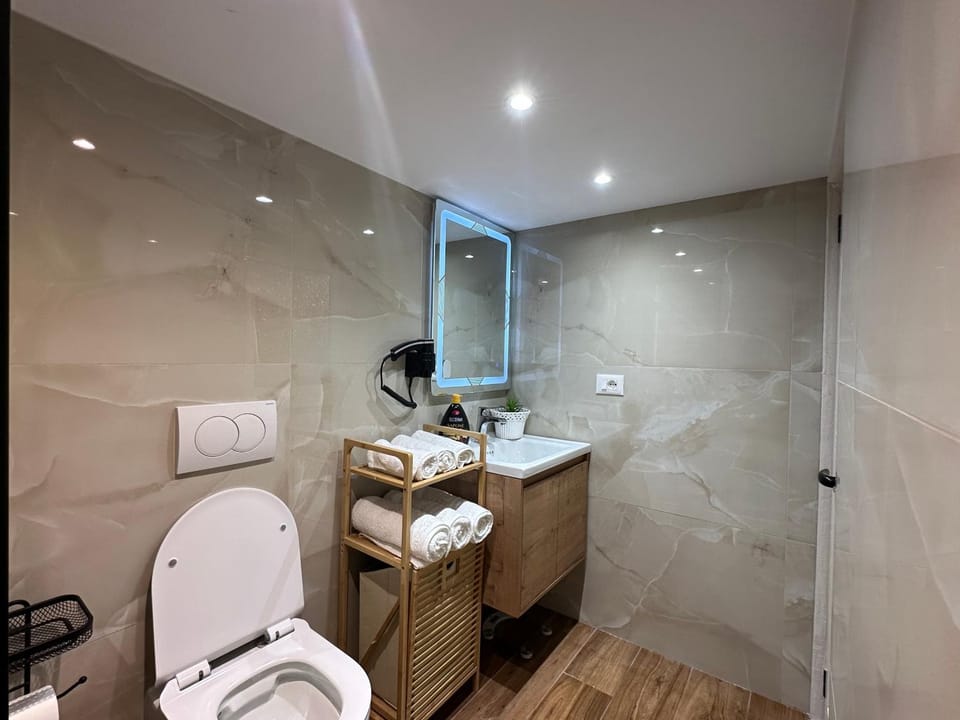 Toilet, Bathroom, towels