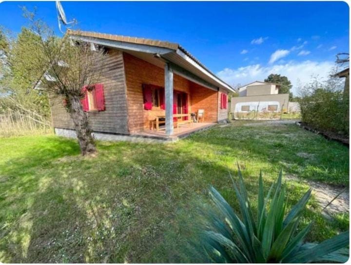 Chalet bois et volets rouges Chalet in Les Mathes