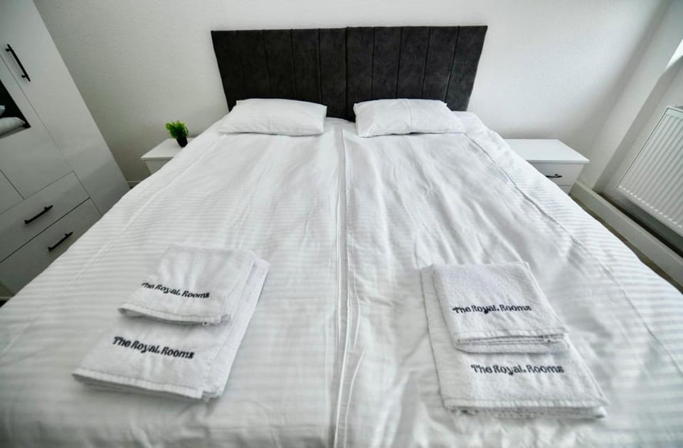 Bed, Photo of the whole room, Bedroom, towels