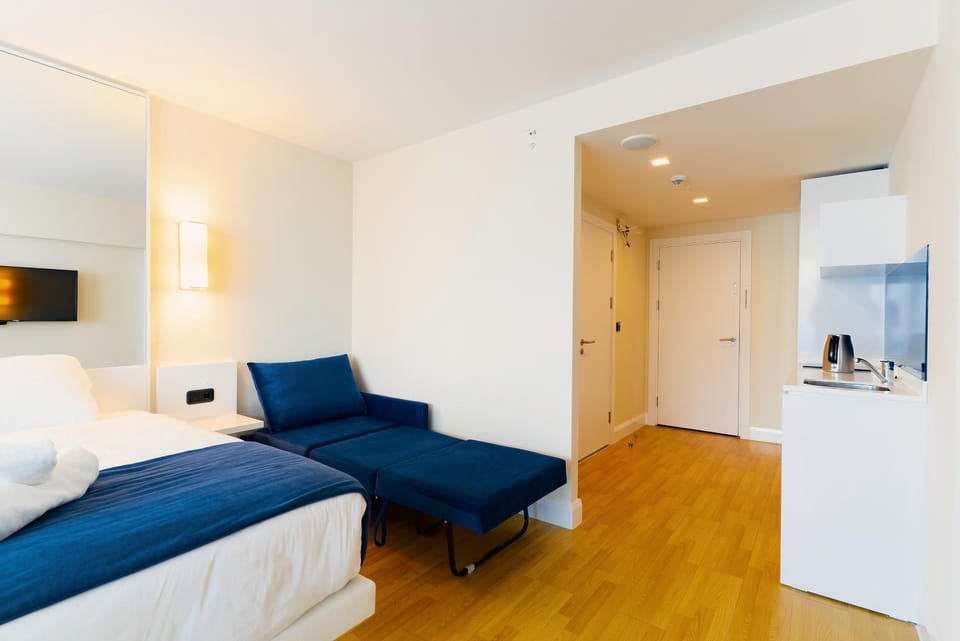 Bed, TV and multimedia, Kitchen or kitchenette, Living room, Photo of the whole room, Seating area, Bedroom, wardrobe