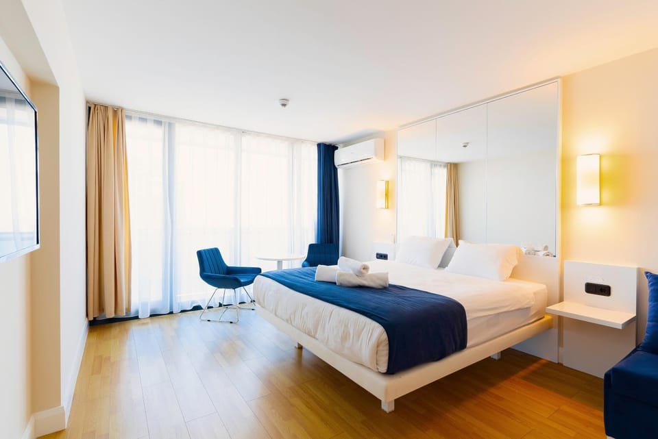 Bed, Living room, Photo of the whole room, Seating area, Bedroom, towels