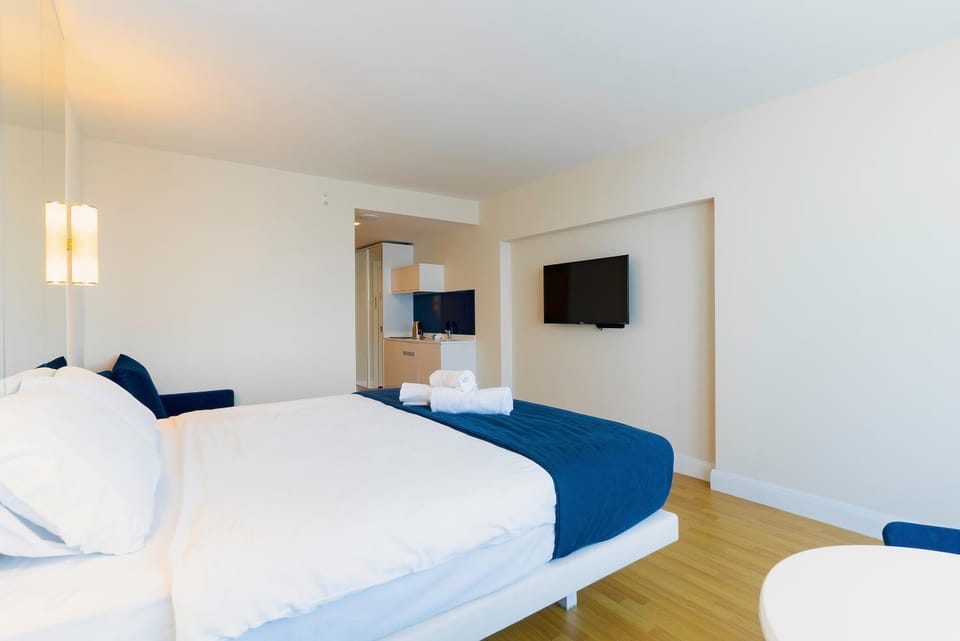 Communal lounge/ TV room, Bed, TV and multimedia, Photo of the whole room, Evening entertainment, Bedroom, towels
