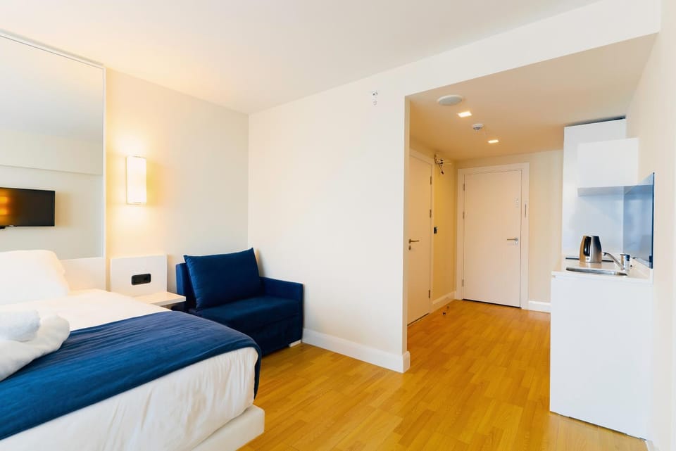 Bed, Kitchen or kitchenette, Living room, Photo of the whole room, Seating area, Bedroom, wardrobe