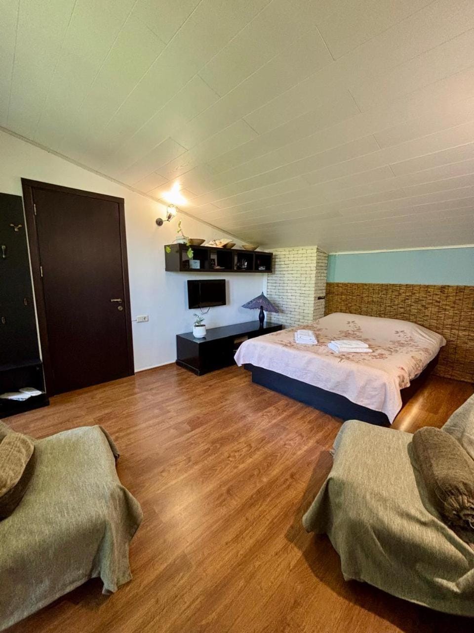 Photo of the whole room, Bedroom