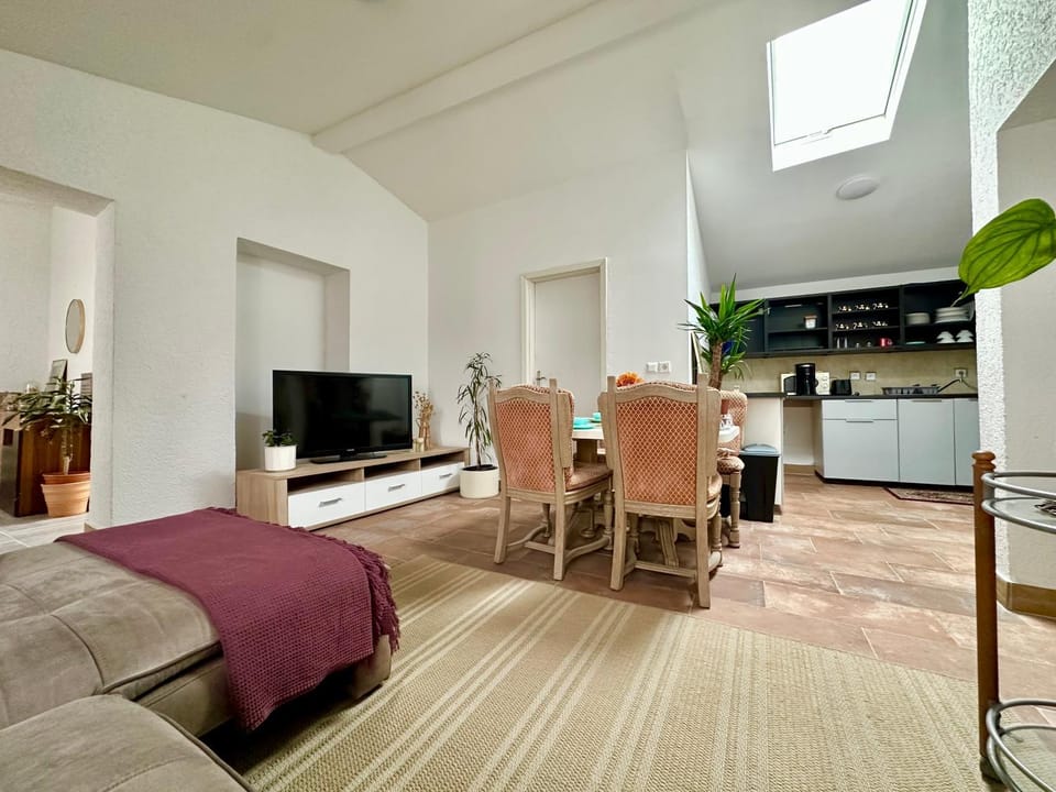 TV and multimedia, Kitchen or kitchenette, Living room, Seating area, Dining area