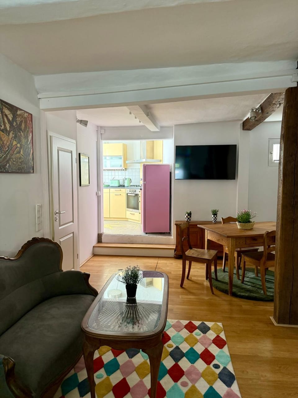 TV and multimedia, Kitchen or kitchenette, Living room, Seating area, Dining area