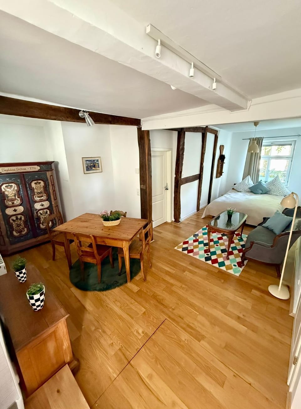 Bed, Living room, Photo of the whole room, Seating area, wardrobe