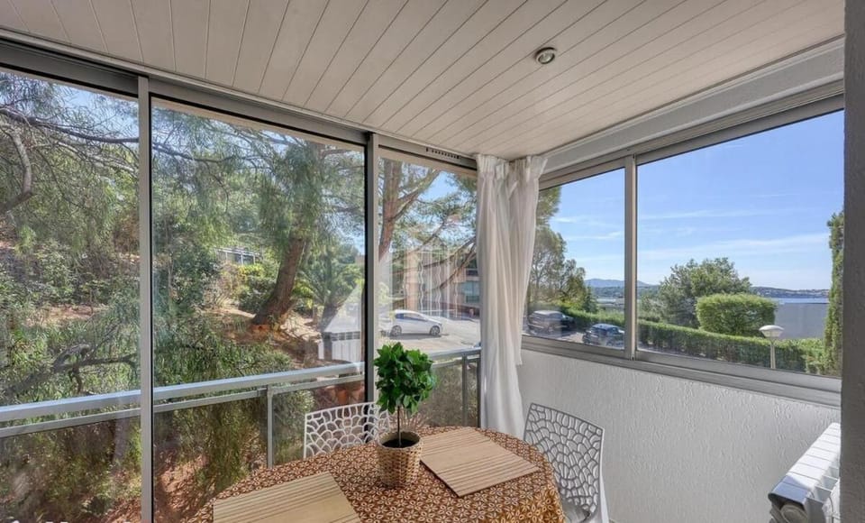 Natural landscape, View (from property/room), Balcony/Terrace, Dining area, Sea view