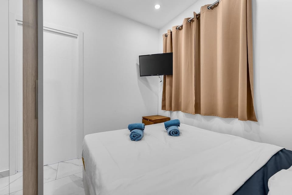 Bed, TV and multimedia, Bedroom