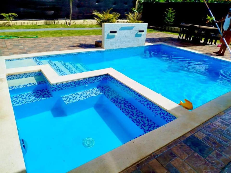Hermosa Villa con vista a la montaña, Piscina, BBQ, Jacuzzi, Rio cerca Villa in Jarabacoa