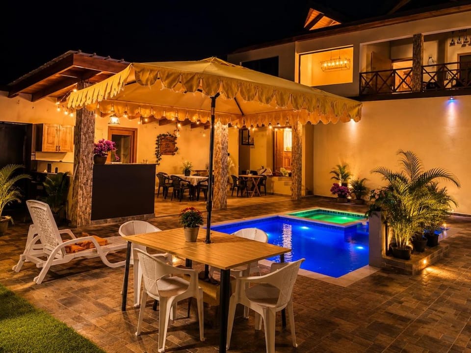 Hermosa Villa con vista a la montaña, Piscina, BBQ, Jacuzzi, Rio cerca Villa in Jarabacoa