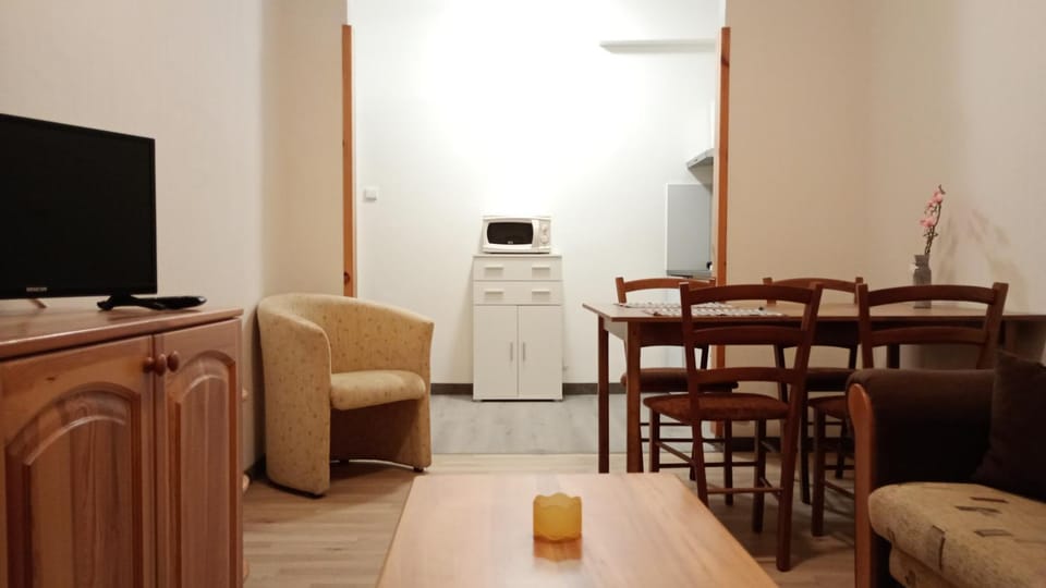 Kitchen or kitchenette, Living room, Seating area, Dining area