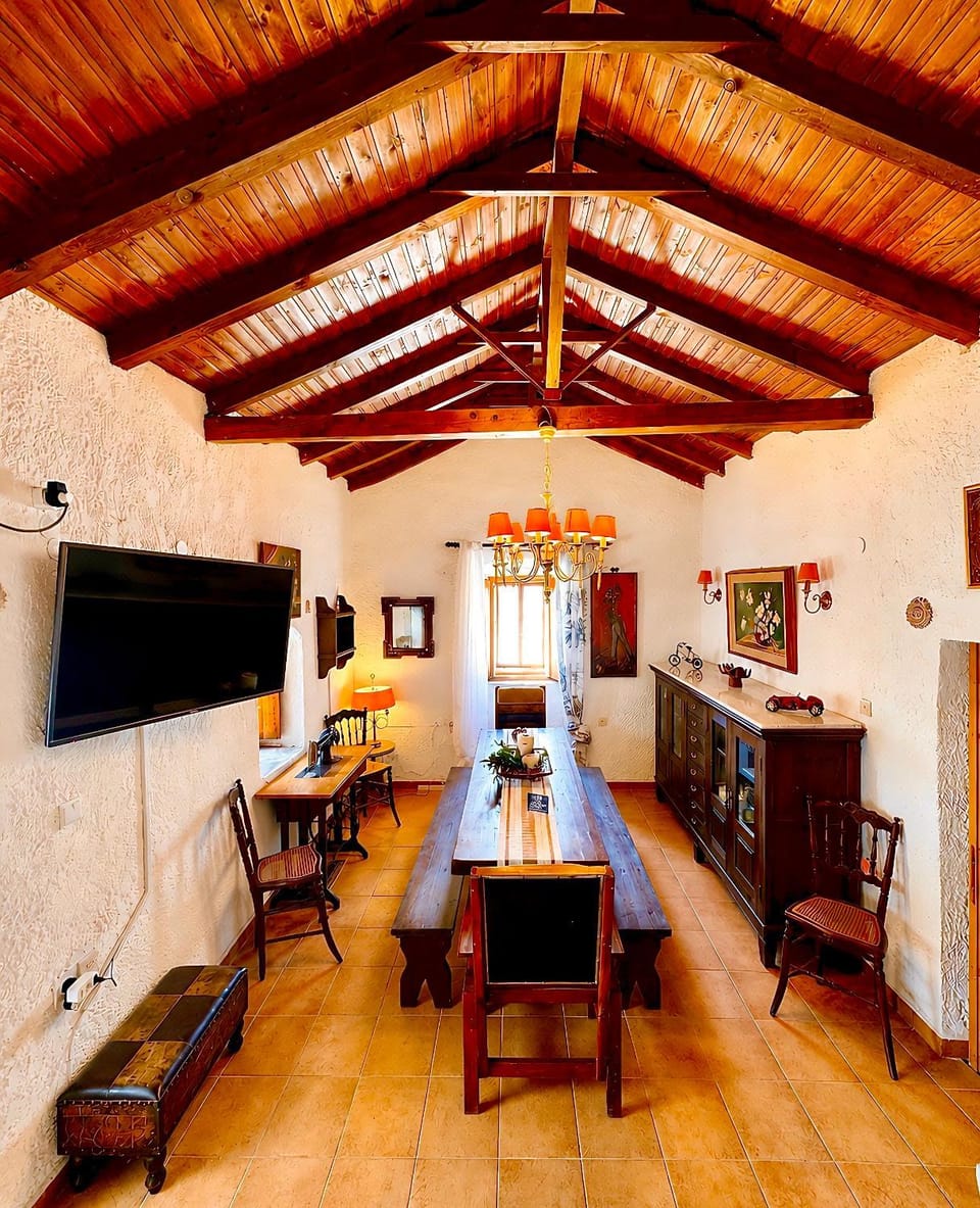Communal lounge/ TV room, TV and multimedia, Living room, Dining area, Evening entertainment