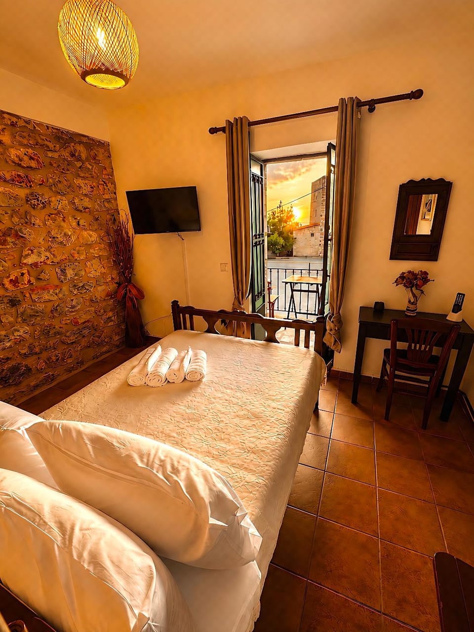 Bed, TV and multimedia, Photo of the whole room, Bedroom, towels